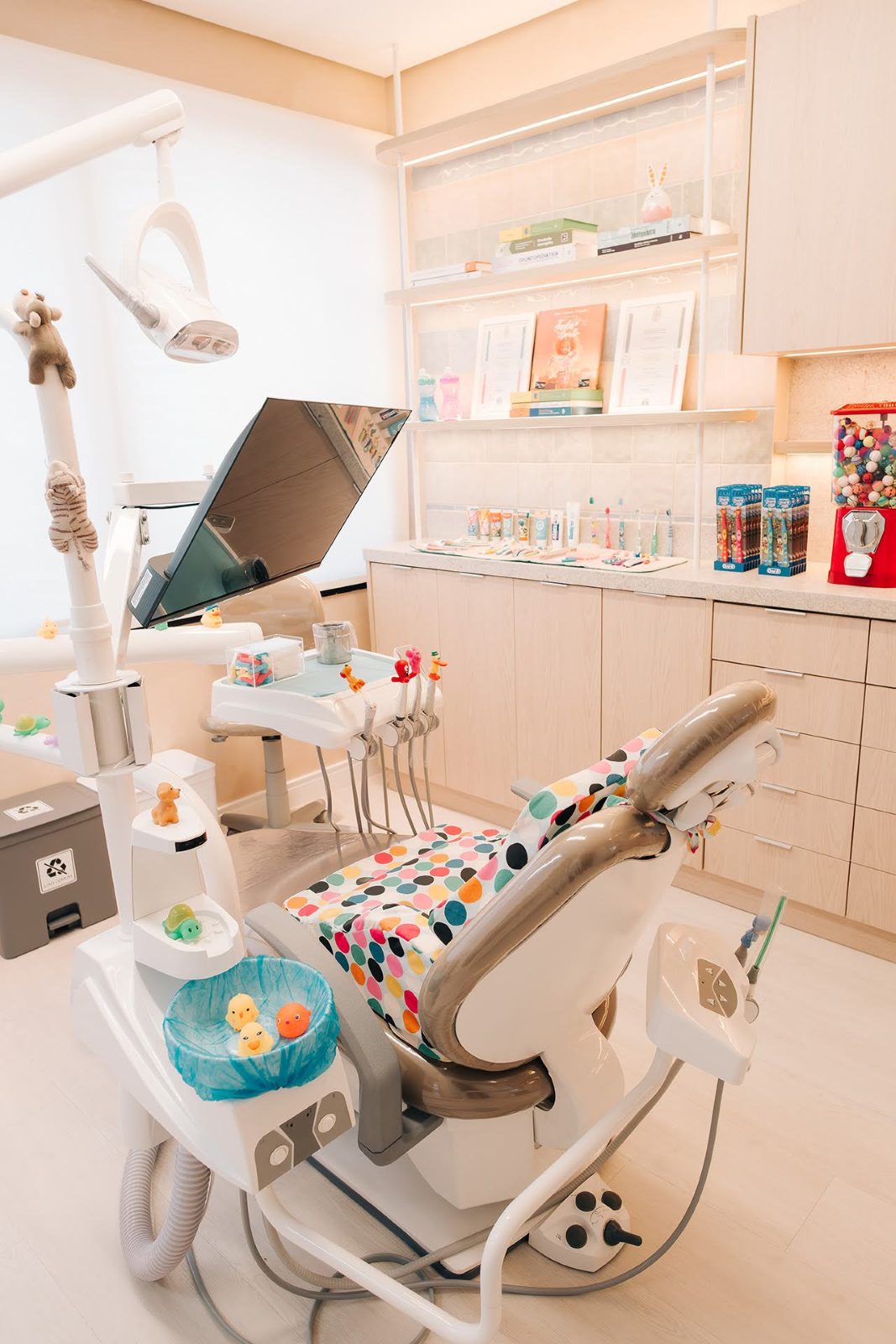 Cadeira odontopediátrica preparada com brinquedos